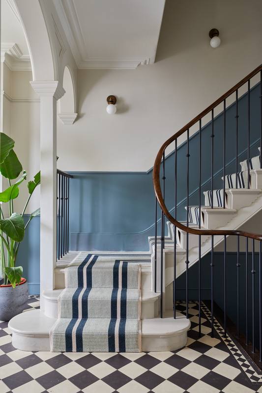Striped runner & curved rail