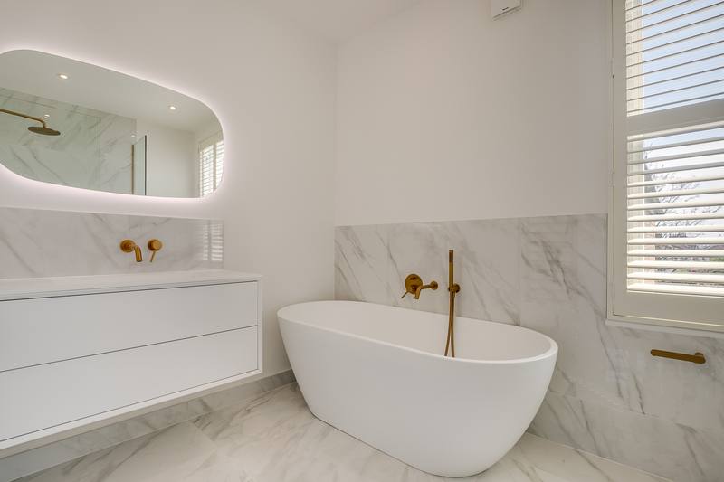 Freestanding bath & brass taps